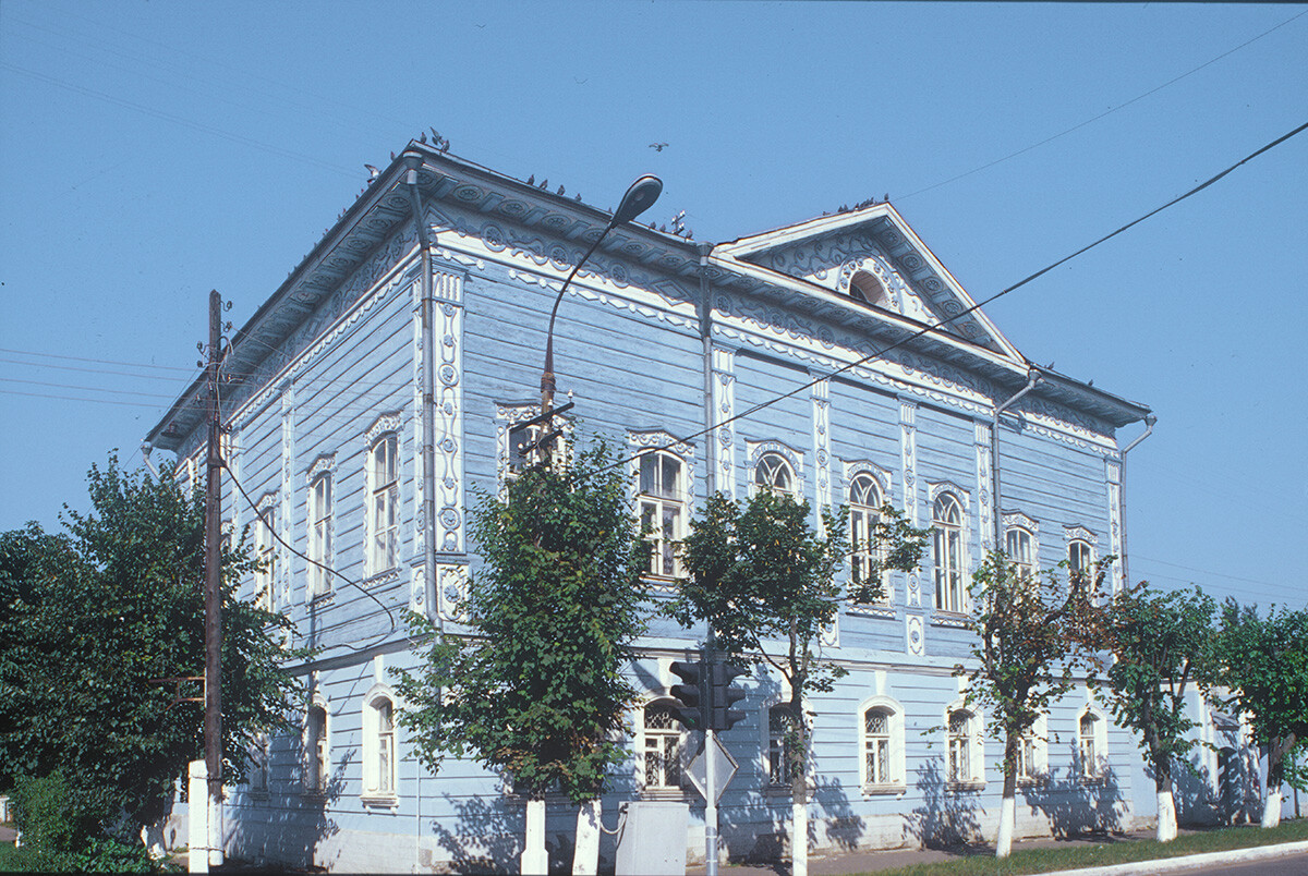 Zarajsk. Palazzo in legno della metà del XIX secolo con piano terra in mattoni (via Sovietskaja 29). Costruita per un ricco mercante, la casa fu acquistata dalla famiglia Machtet alla fine del 1880. 27 agosto 2005 