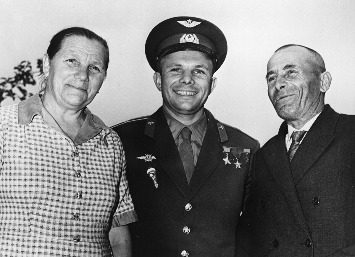 Пилотот-космонаут Јуриј Гагарин со родителите дома во Гжатск (сега Гагарин), 1961.

