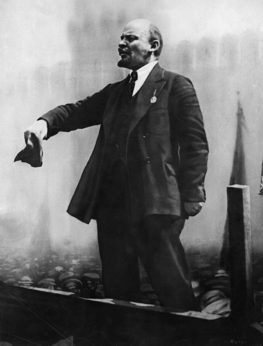 Lenin (1870-1924), il padre della Rivoluzione in piedi si rivolge alla folla