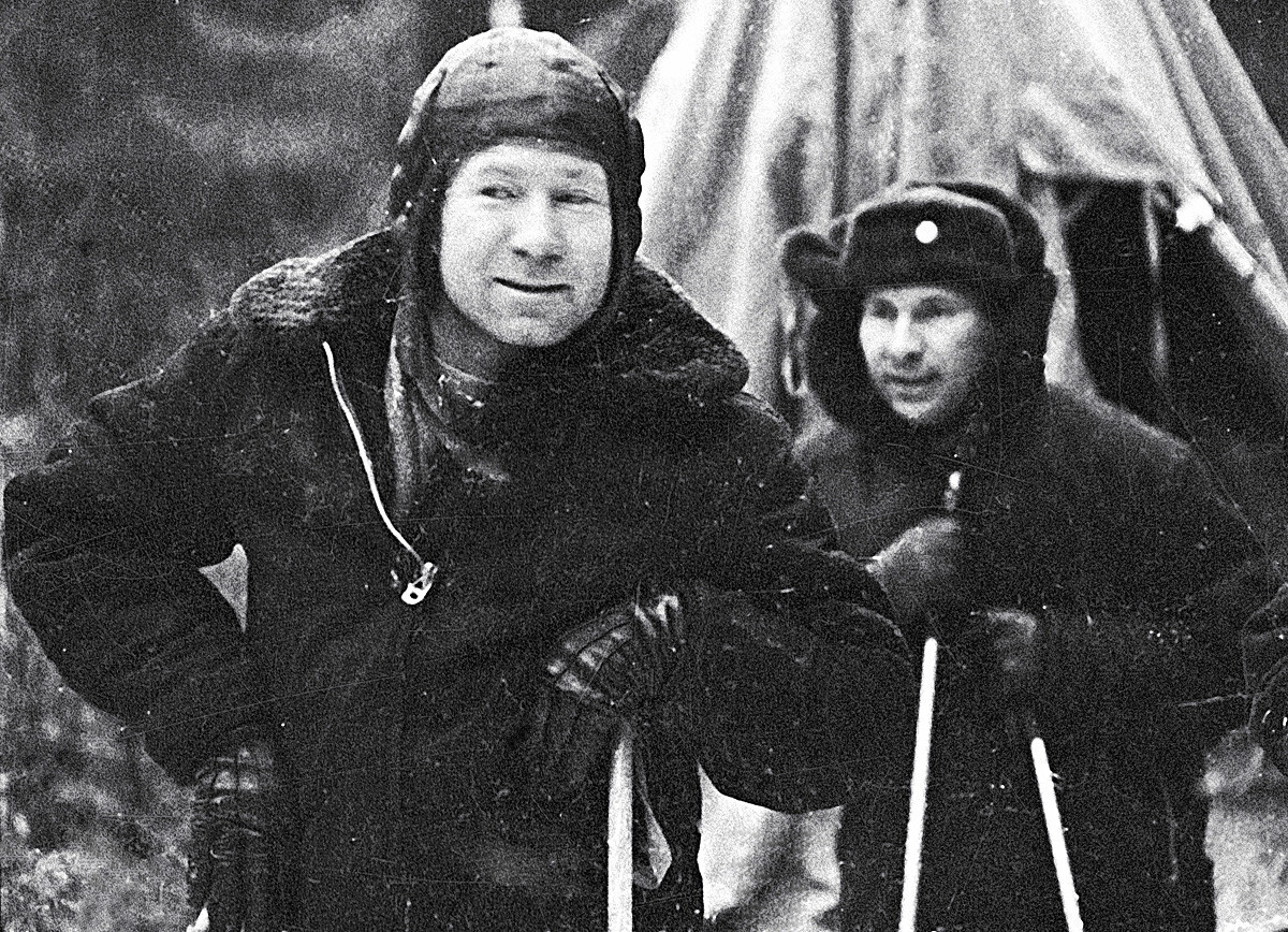 Leónov y Beliáiev en los bosques del norte de los Urales, donde aterrizaron.