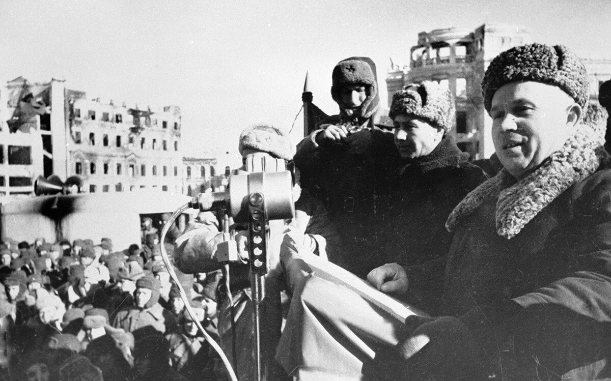 Nikita Khrouchtchev (à droite) à Stalingrad, 1943