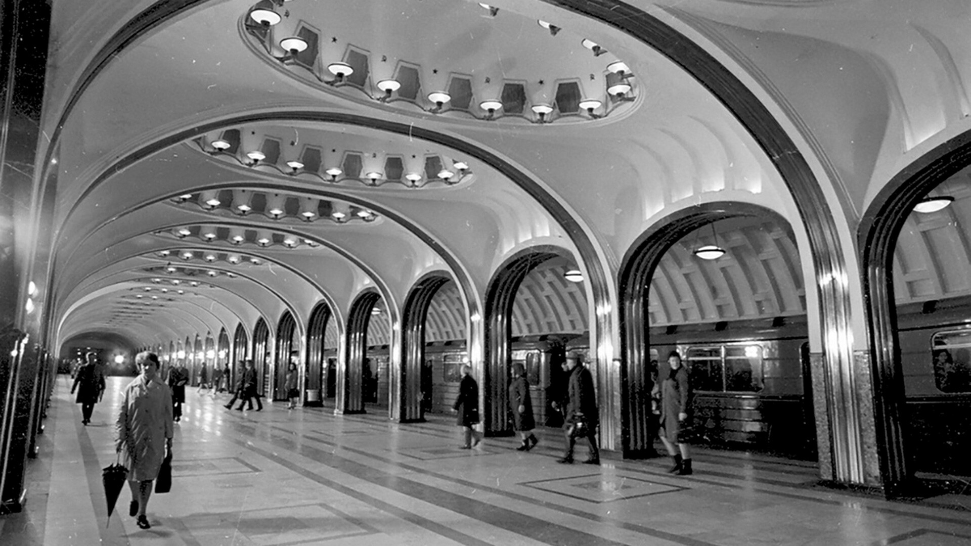 Московското метро в архивни СНИМКИ - Russia Beyond България