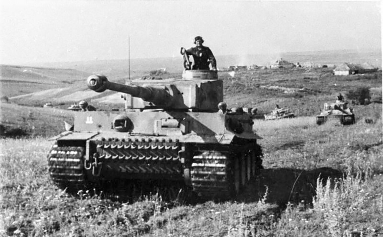Un Panzer VI “Tiger” tedesco durante la Battaglia di Kursk. Sviluppato nel 1942 in risposta ai mezzi corazzati messi in campo dall’Unione Sovietica, fu il primo carro armato della Wehrmacht a montare un cannone da 88 mm