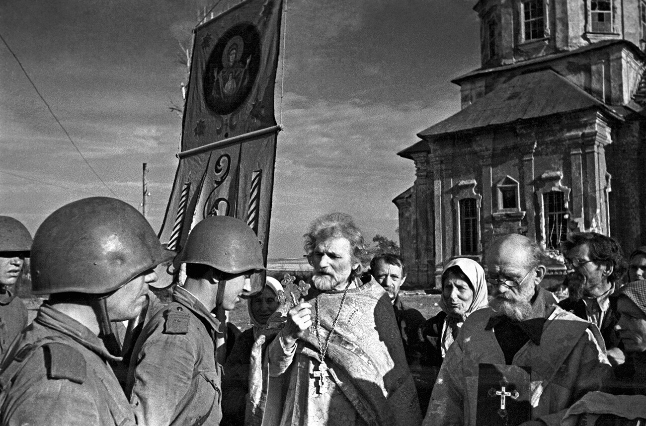 Les résidents de la ville de Dmitrovsk rencontrent des soldats de l'Armée rouge après la bataille de Koursk.