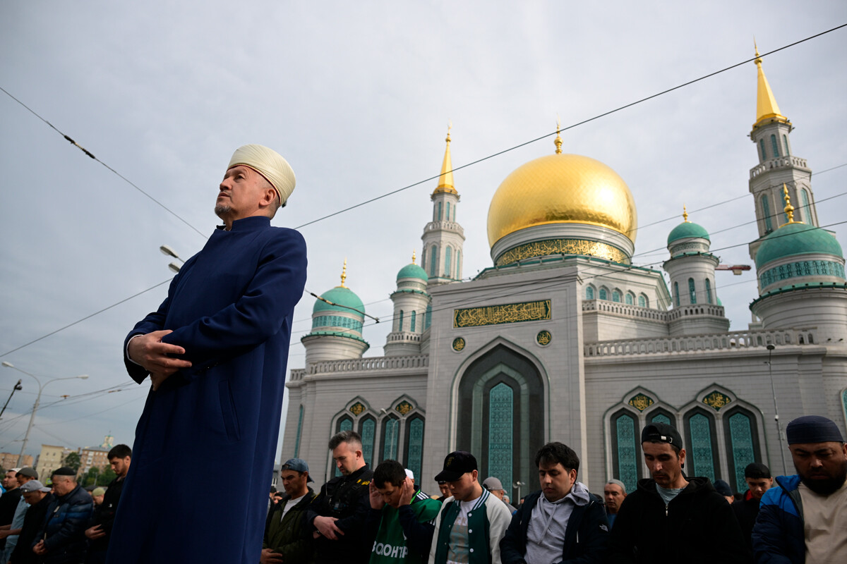 El imam de la Mezquita Catedral de Moscú, Marat-jazrat Arshabáiev, durante el namaz en la Mezquita Catedral de Moscú con motivo del Eid al-Adha.