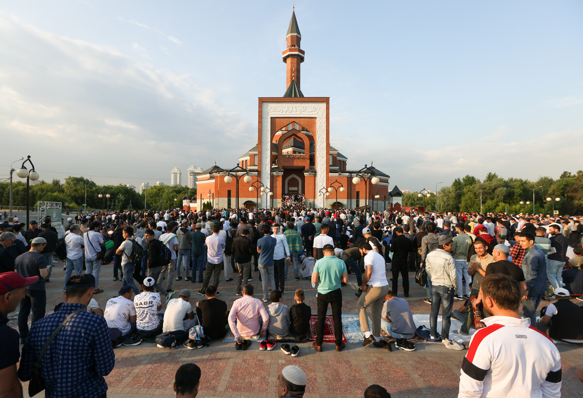 Moscú. Adoradores el día del sacrificio de Eid al-Adha en la mezquita conmemorativa de Shujada, en la colina Poklónnaia. Las festividades sin medidas restrictivas debido a la pandemia de coronavirus se celebran por primera vez desde 2020.