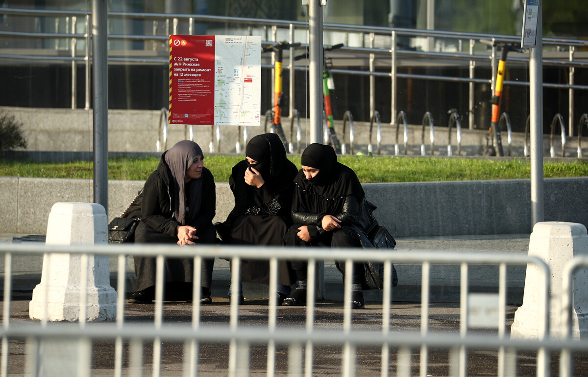 Moscú. Musulmanes ante la Mezquita Catedral en Uraza Bayram (Eid al-Fitr).
