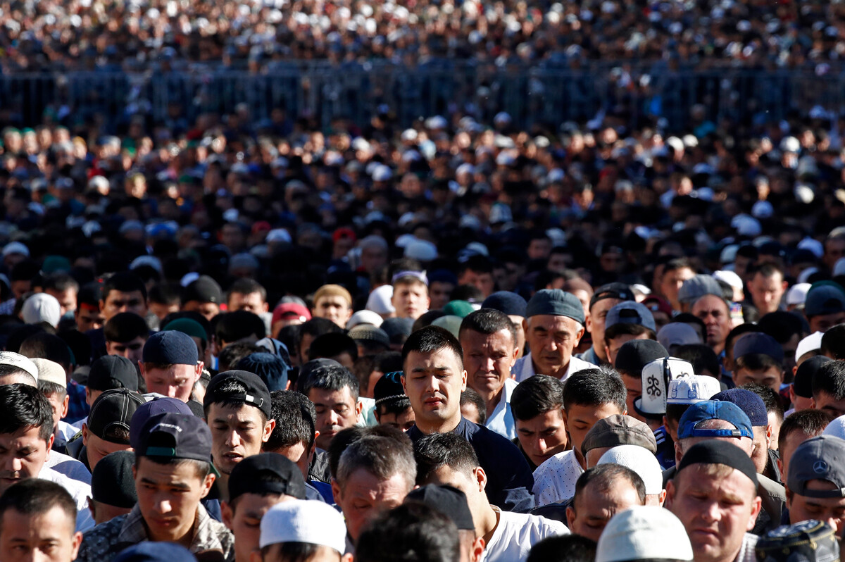 Moscú. Musulmanes durante el solemne namaz con motivo de Uraza Bayram (festividad de Eid al-Fitr) cerca de la mezquita Sobórnaia. 