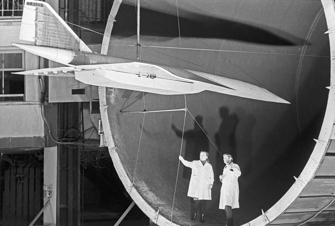 URSS. Región de Moscú. Zhukovski. 18 de junio de 1971. Preparación de la prueba de resistencia del avión supersónico de pasajeros Tu-144 en la sala estática del Instituto Aerohidrodinámico Central que lleva el nombre de N.E. Zhukovski. 
