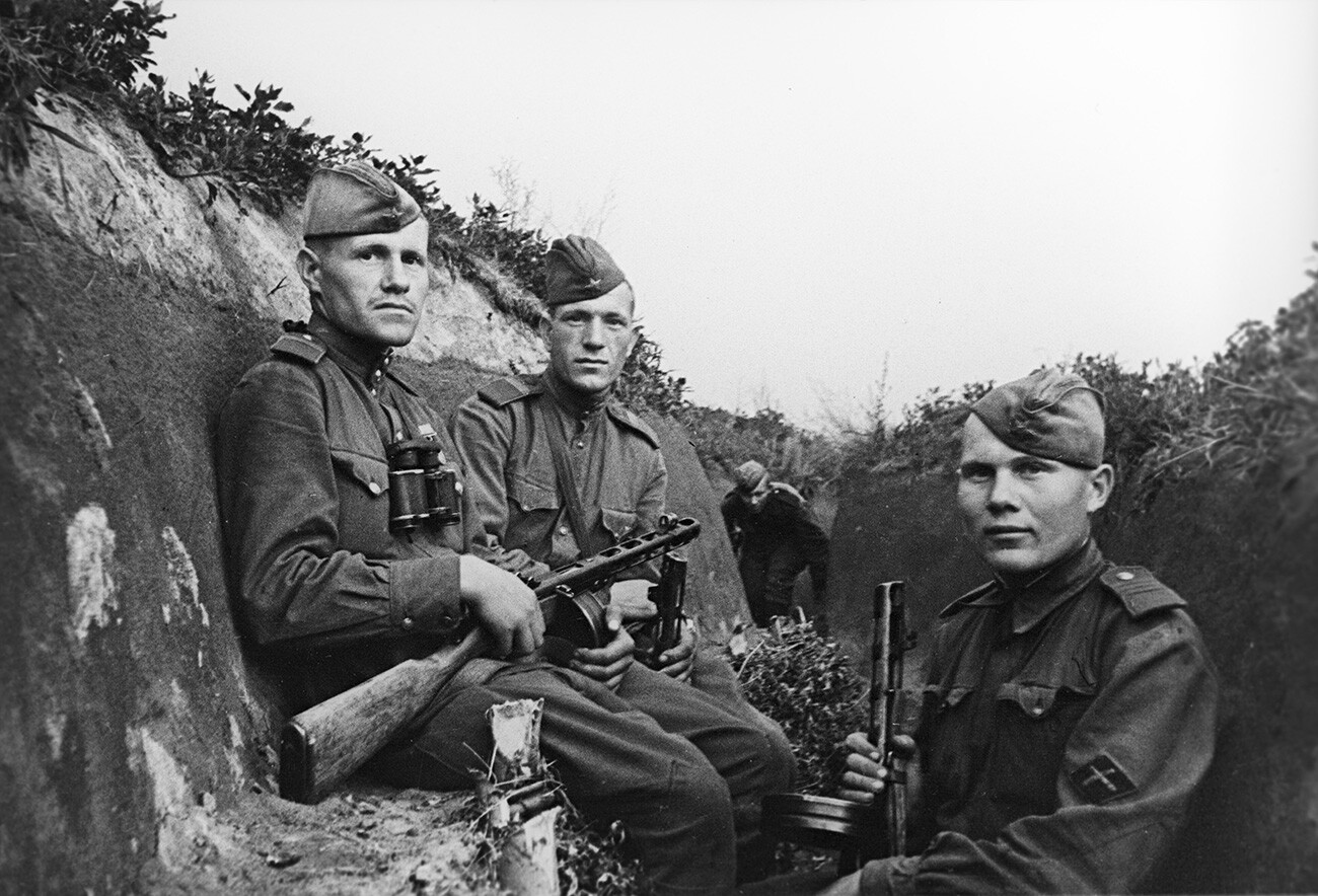 Bitka kod Kurska (5. srpnja - 23. kolovoza 1943.), poznata i kao Kurska izbočina. Zapovjednici artiljerije motoriziranih jedinica (slijeva nadesno): stariji vodnici Rjabilov, Puštovalov i Čusov. 