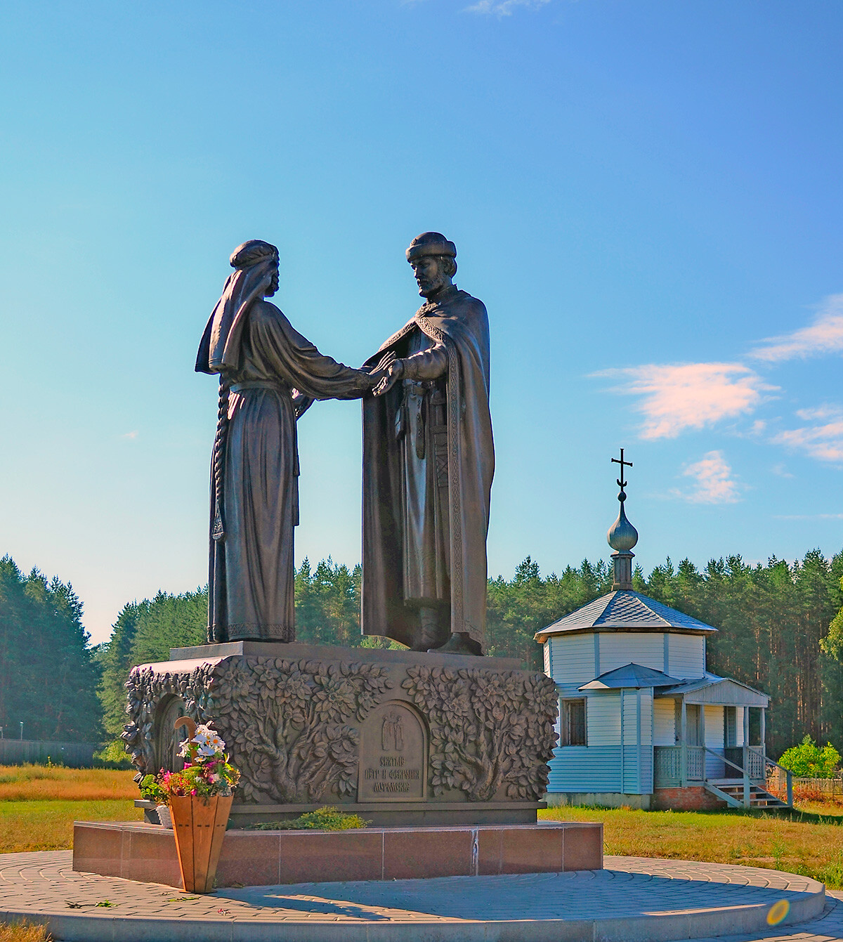 Памятник Петру и Февронии в рязанском селе Ласкове, откуда, по легенде, родом Феврония