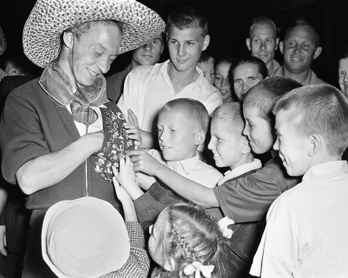 Elektriker aus Finnland zeigt sowjetischen Kindern seine Abzeichen, 31. Juli 1957. 