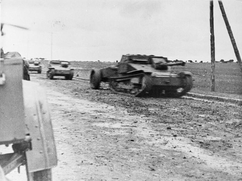 Tanquetas italianas avanzando durante la Batalla de Guadalajara, con una tanqueta lanzallamas L3 Lf a la cabeza.