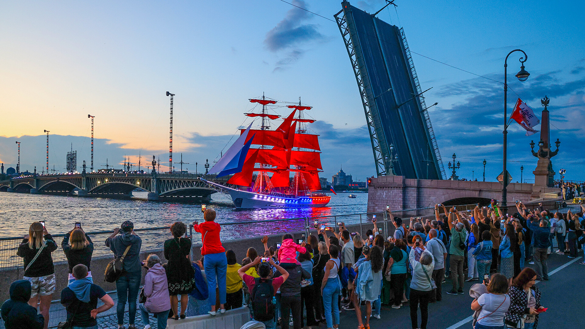 Varias personas observan un ensayo general del Festival 'Velas escarlatas' para graduados de secundaria programado para el 24 de junio de 2023. Rusia. San Petersburgo.
