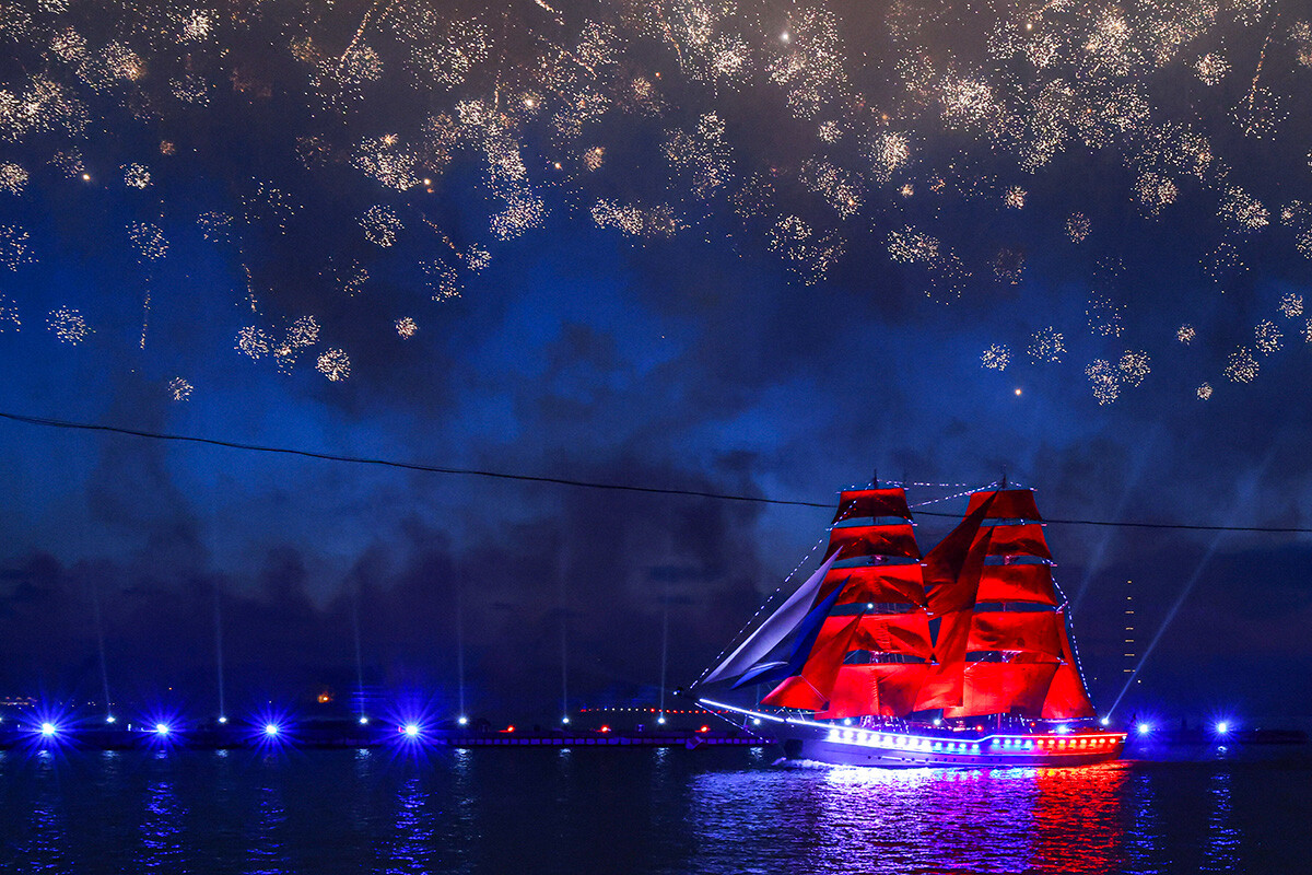 El bergantín Rossiya navega por el río Nevá durante el festival Velas escarlatas, una celebración anual de fin de estudios secundarios. Rusia. San Petersburgo, 25 de juio de 2023.
