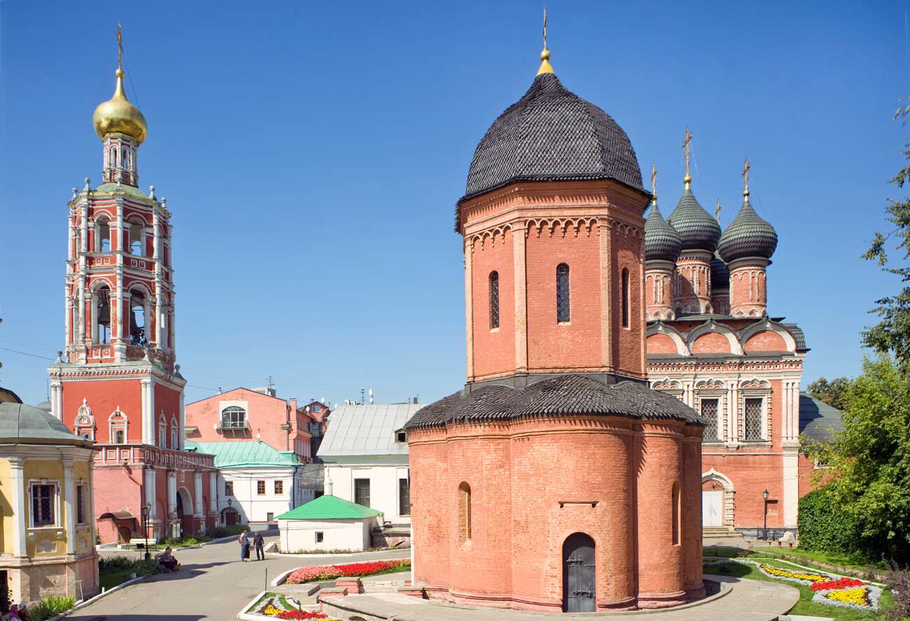 Moscow. Upper Petrovsky Monastery, south view. From left: Bell tower with Gate Church of Intercession, Naryshkin burial chapel, Cathedral of Metropolitan Peter, Cathedral of Bogoliubov Icon of the Virgin. Photo: August 22, 2015