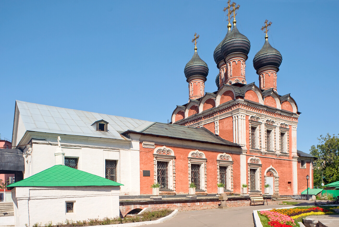 Upper Petrovsky Monastery. Cathedral of Bogoliubov Icon of the Virgin, southwest view. Left foreground: Naryshkin burial chapel. Photo: August 22, 2015