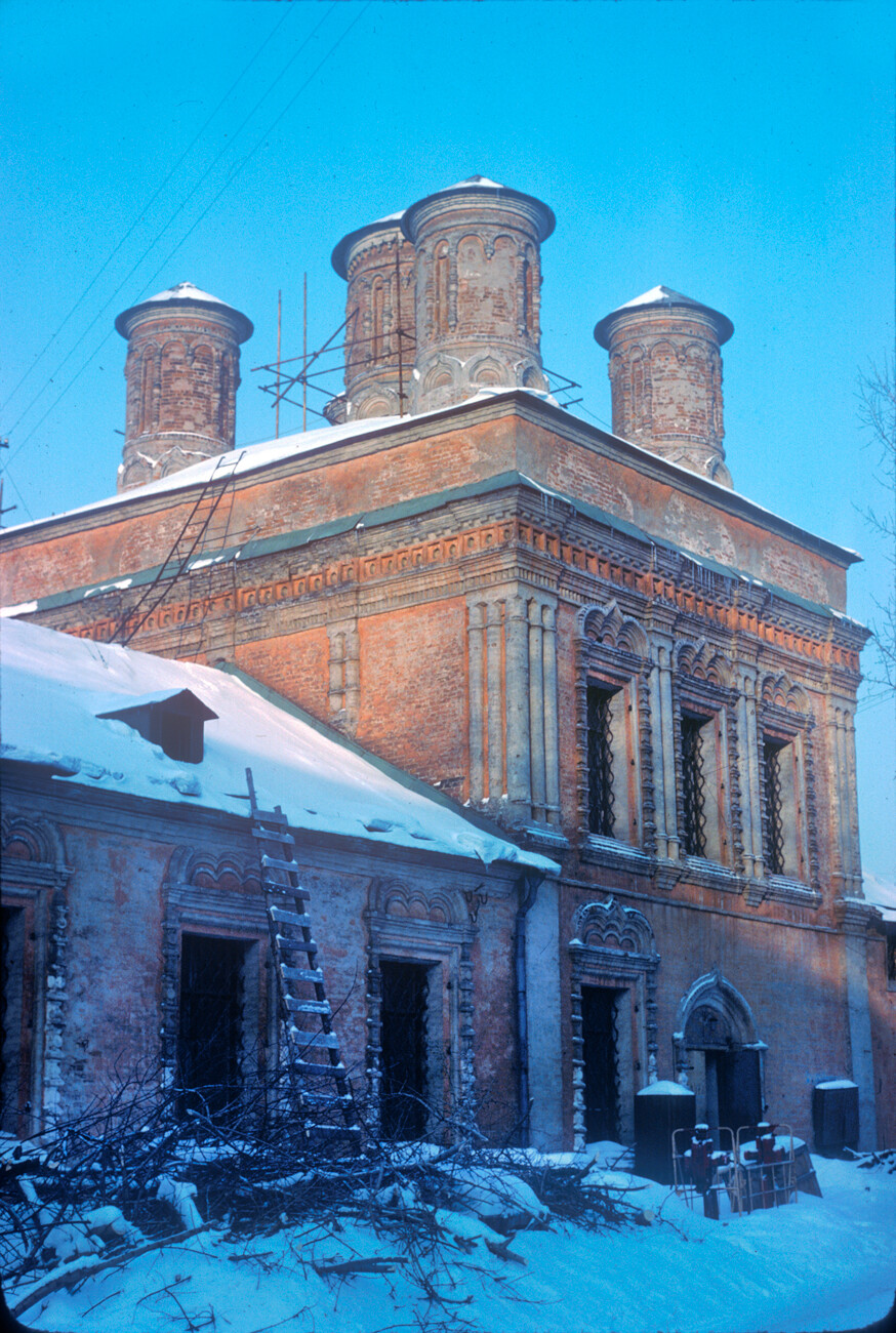 Upper Petrovsky Monastery. Cathedral of Bogoliubov Icon of the Virgin, southwest view before restoration. Photo: February 11, 1980