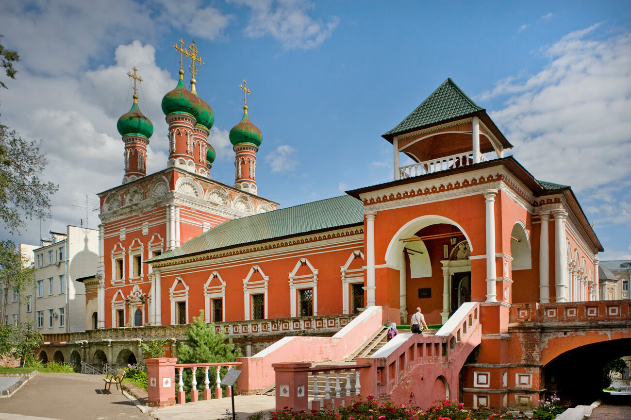 Upper Petrovsky Monastery. Refectory Church of Saint Sergius of Radonezh, northwest view. Photo: August 2, 2015