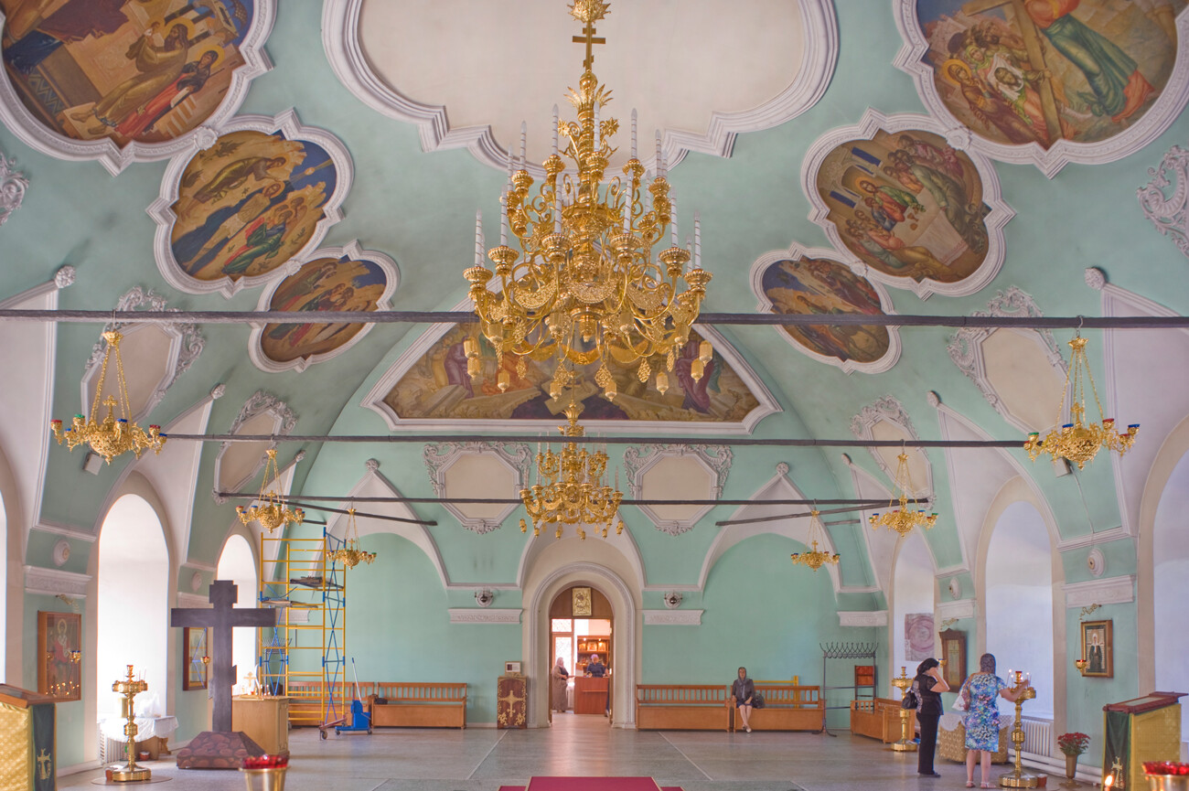 Upper Petrovsky Monastery. Refectory Church of Saint Sergius of Radonezh. Interior, view west from refectory hall toward narthex. Photo: August 22, 2015