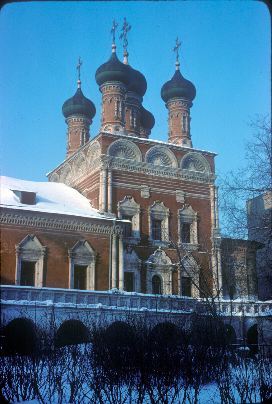 Upper Petrovsky Monastery. Refectory Church of Saint Sergius of Radonezh, southwest view before restoration. Photo: February 11, 1980