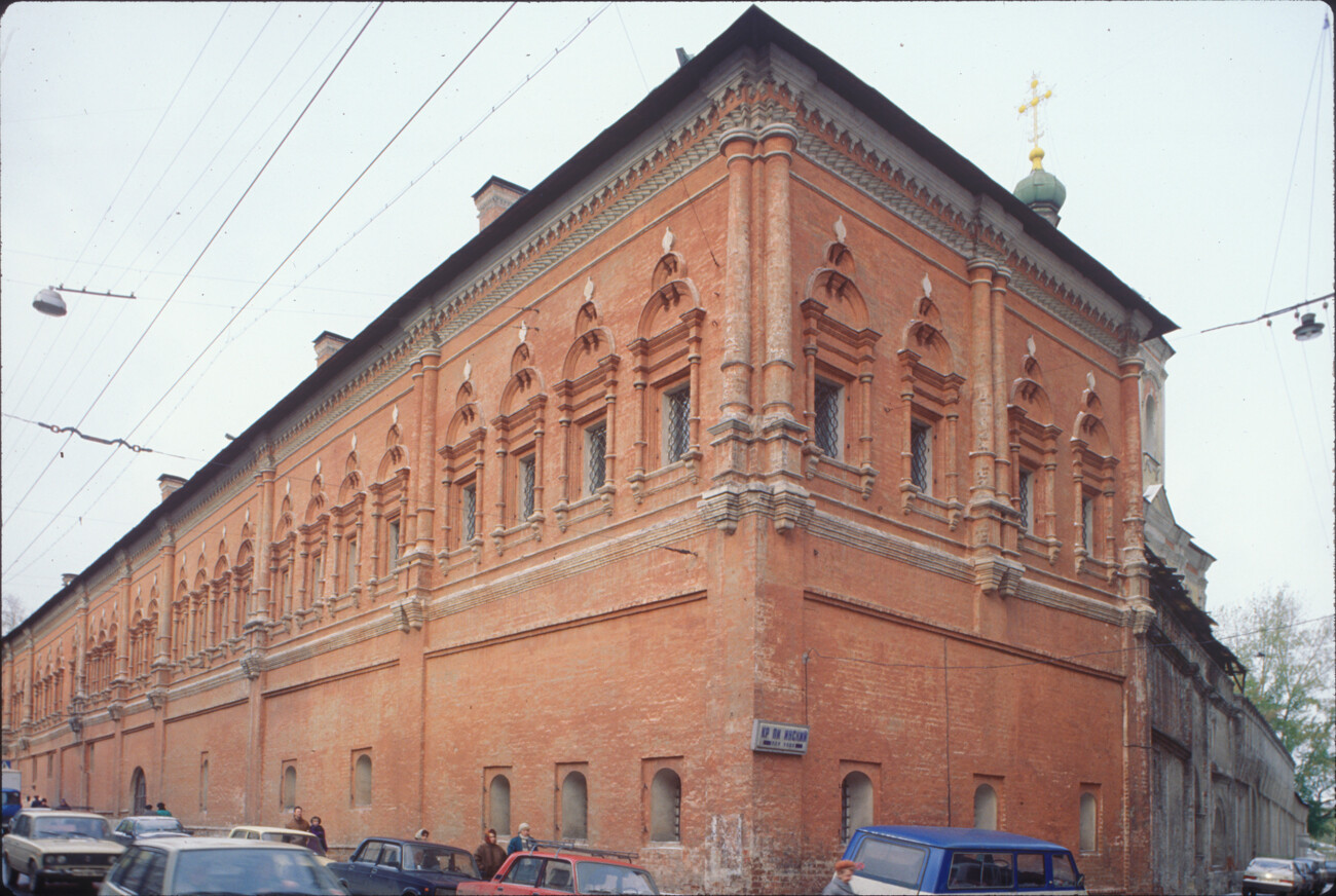 Upper Petrovsky Monastery. Cloisters, Petrovka Street facade. Photo: October 16, 1992
