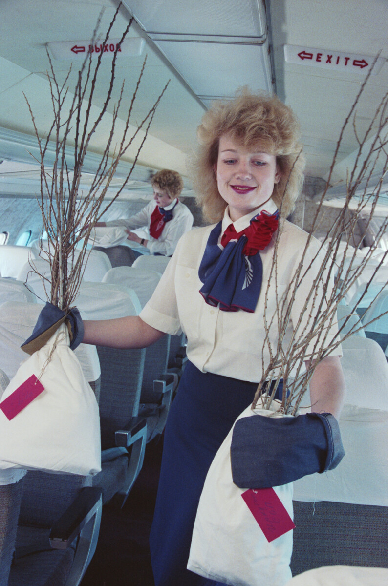 Territorio dell’Altai, Aeroporto di Barnaul. L’assistente di volo Elena Ivantsova carica piantine di olivello spinoso nel vano di carico di un aereo di linea, 1° giugno 1991