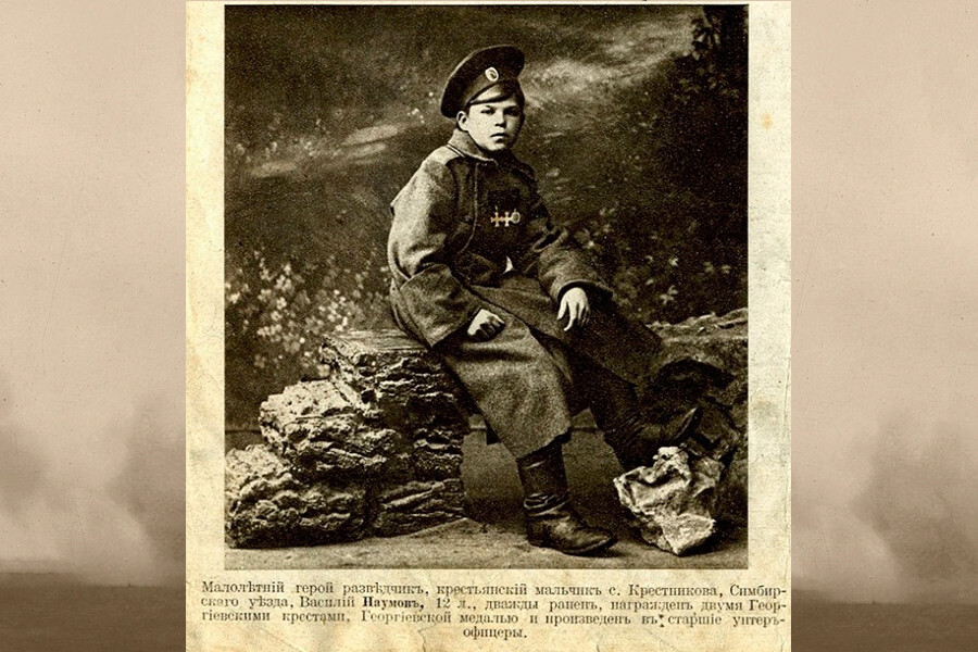 El explorador de 12 años Vasili Naúmov fue herido dos veces, condecorado con la Cruz de San Jorge y ascendido a suboficial mayor.