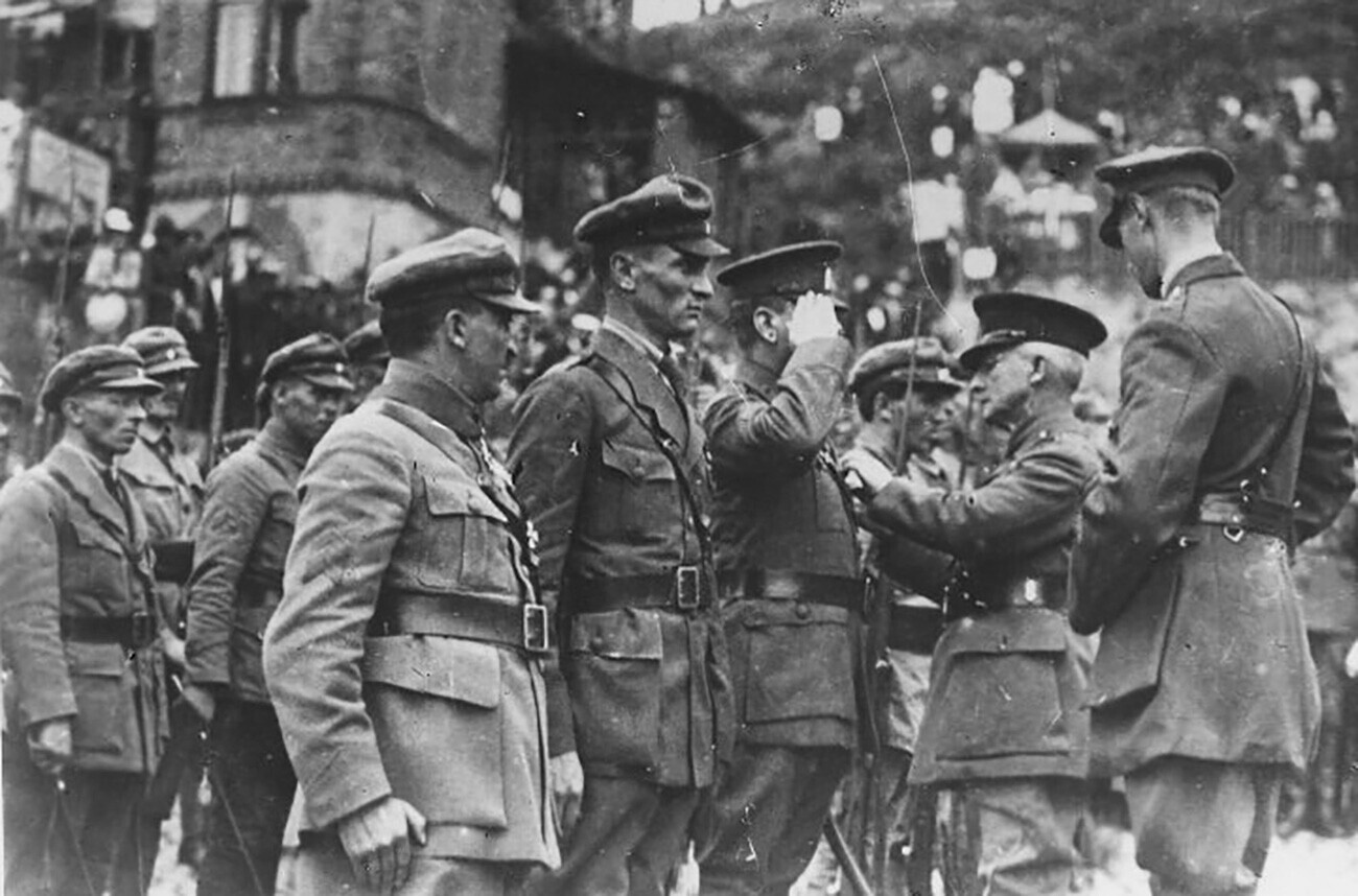 Английски офицер награждва чехословашки войници