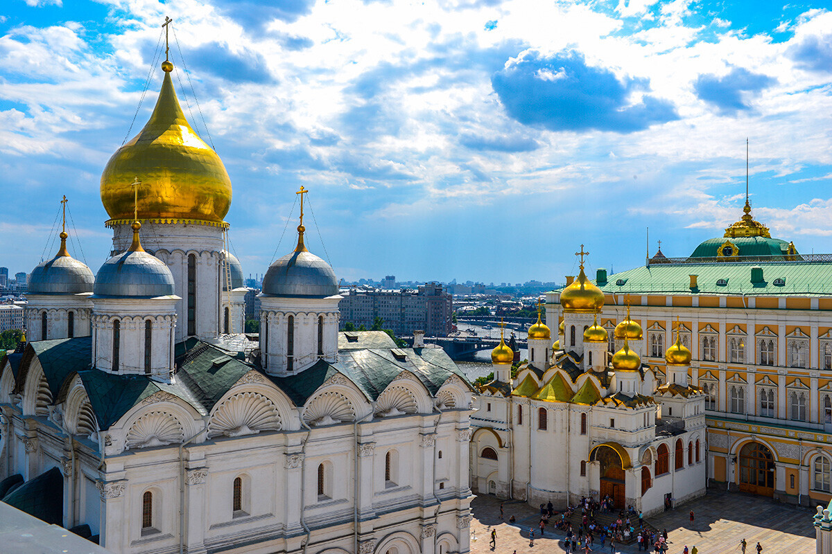 Русија, Москва, Поглед на Архангелскиот и Благовештенскиот храм на Кремљ.

