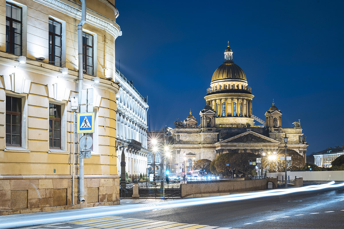 Cesta Voznesenskij prospekt in zunanja stran katedrale svetega Izaka ponoči, svetovna dediščina UNESCO, Sankt Peterburg, Rusija 