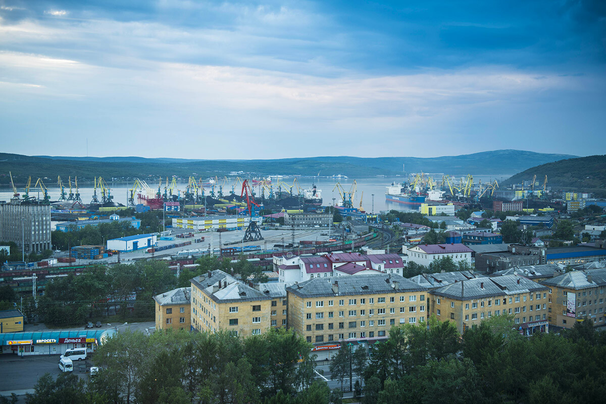 Pogled na Murmansk ob sončnem zahodu, Murmansk, Rusija 