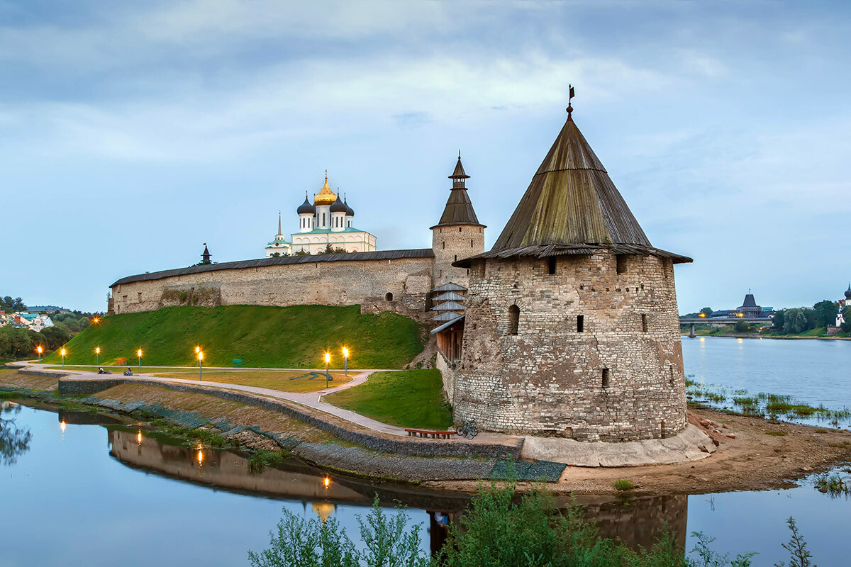 Pogled na Krom (Kremelj) z reke Pskove v Pskovu, Rusija 