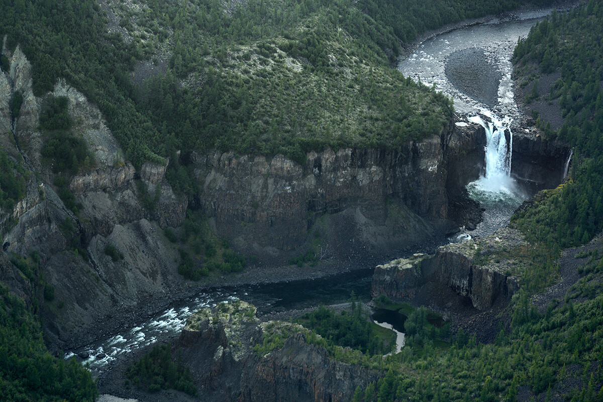 Ein Wasserfall am Fluss Moja