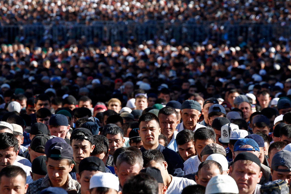 Moskva. Muslimani med slovesno obredno molitvijo ob prazniku Uraza bajram v katedralni mošeji.