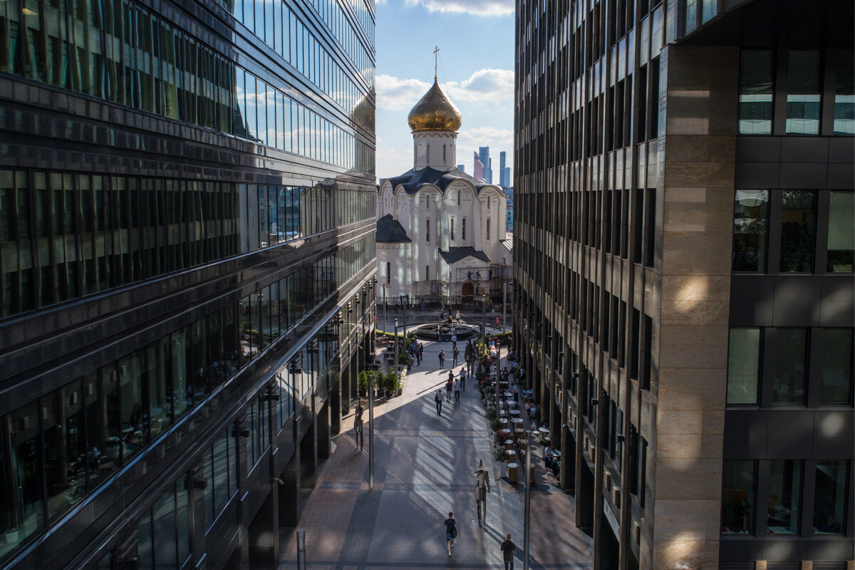 Vista del centro de oficinas de la Plaza Blanca y la Iglesia de San Nicolás el Maravilloso de la comunidad de Viejos Creyentes de Tver en Butirski val.
