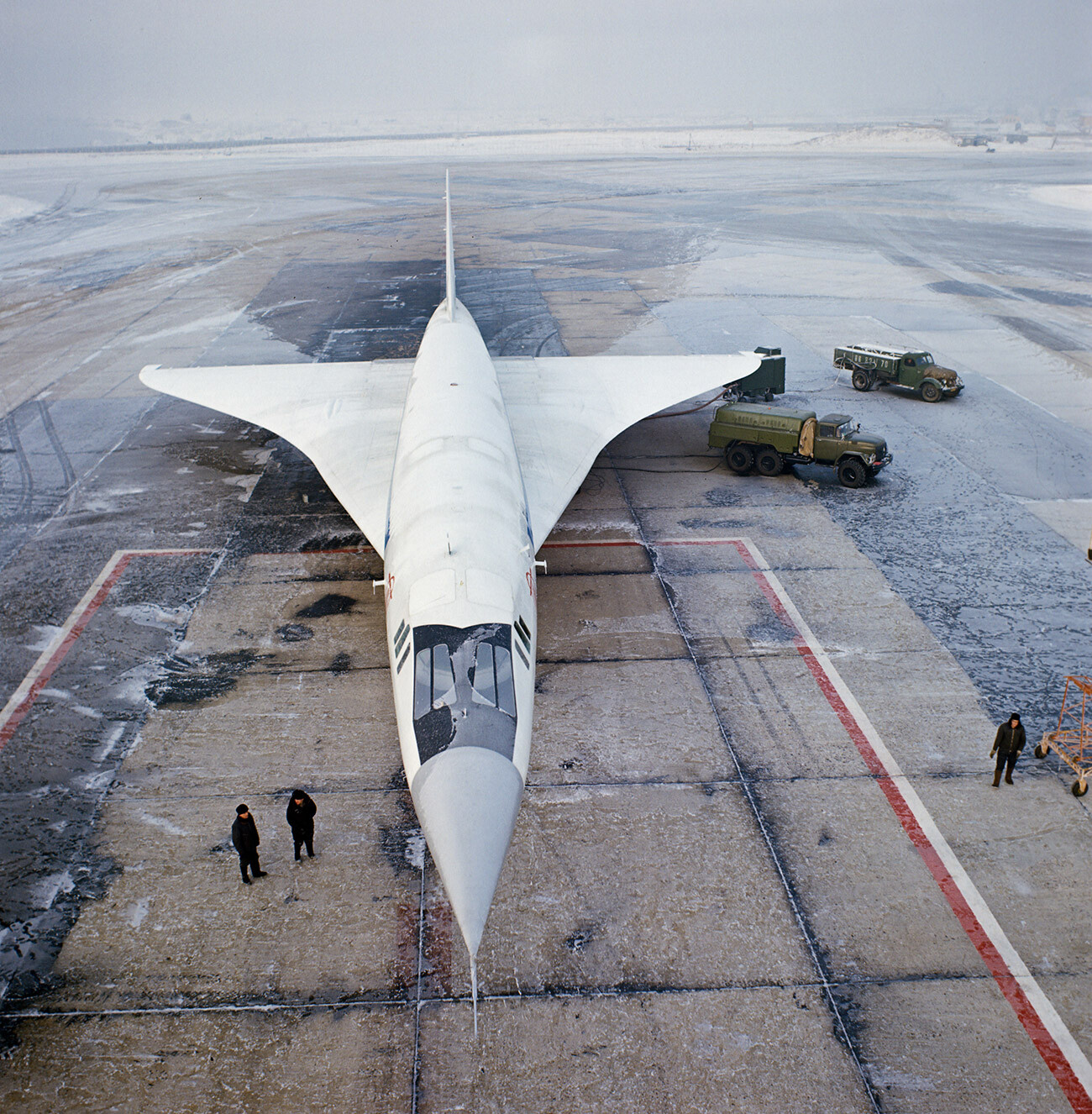 L’aereo passeggeri supersonico sovietico Tupolev Tu-144. I giornali occidentali soprannominarono l’aereo Konkordski, per sottolineare la forte somiglianza fra il Tu-144 e il Concorde anglo-francese (gli unici due aerei di linea supersonici mai costruiti) 