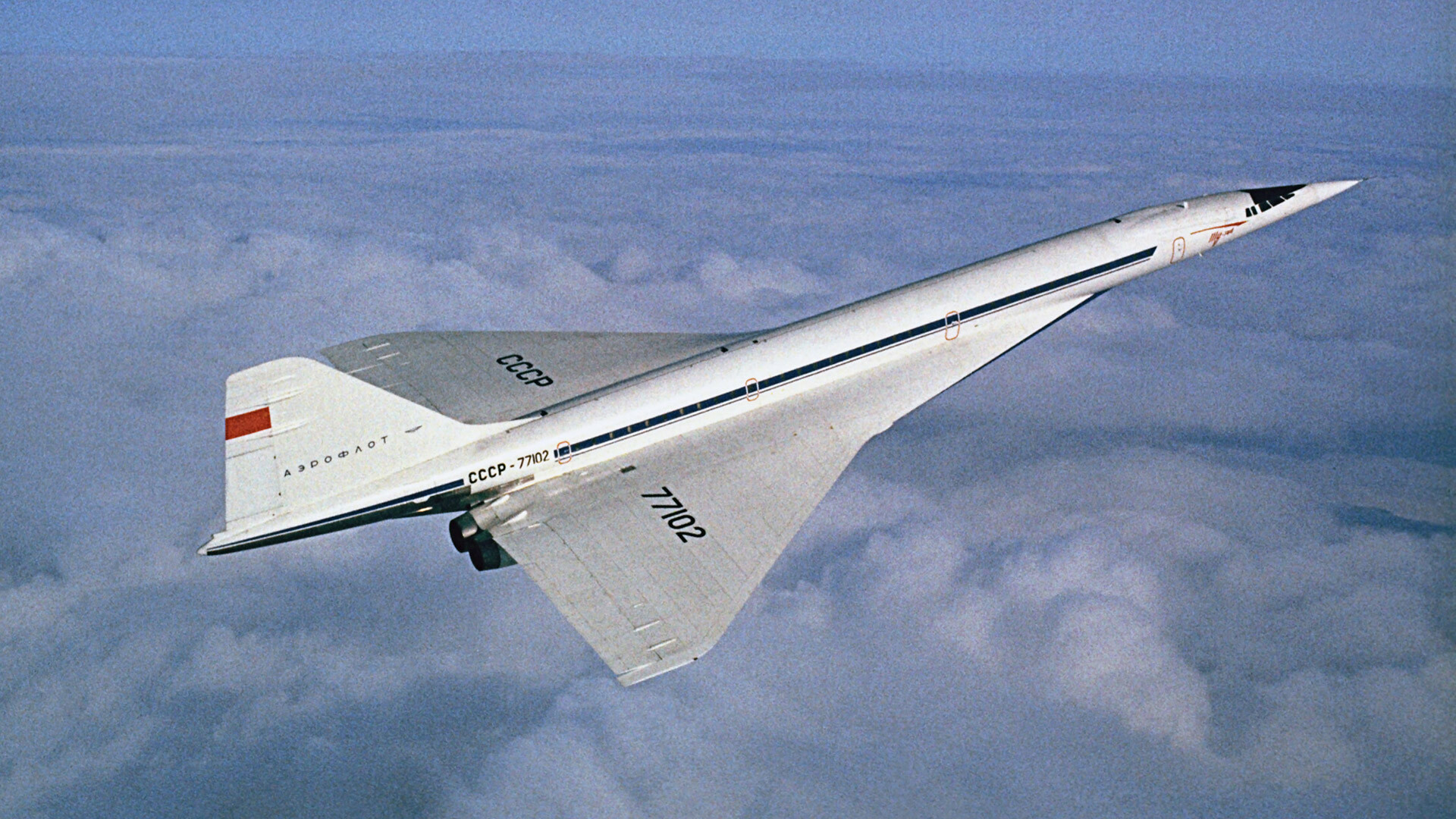  Il Tupolev Tu-144 superò il muro del suono per la prima volta il 5 giugno 1969 e il 15 luglio successivo divenne il primo mezzo commerciale a superare Mach 2. Detiene il record mondiale di velocità (Mach 2,50) per un aereo civile 