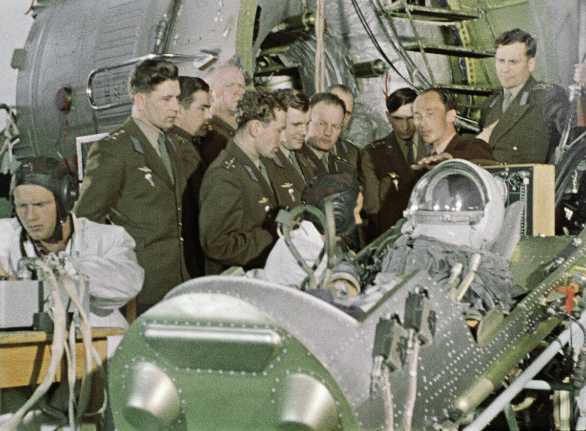 I piloti di caccia dell'aeronautica sovietica German Titov (al centro a sinistra) e Jurij Gagarin (al centro, il secondo da sinistra) come parte del gruppo del Primo distaccamento di cosmonauti dell’Urss fanno pratica di tecnologia spaziale al Centro di addestramento dei cosmonauti, 1960