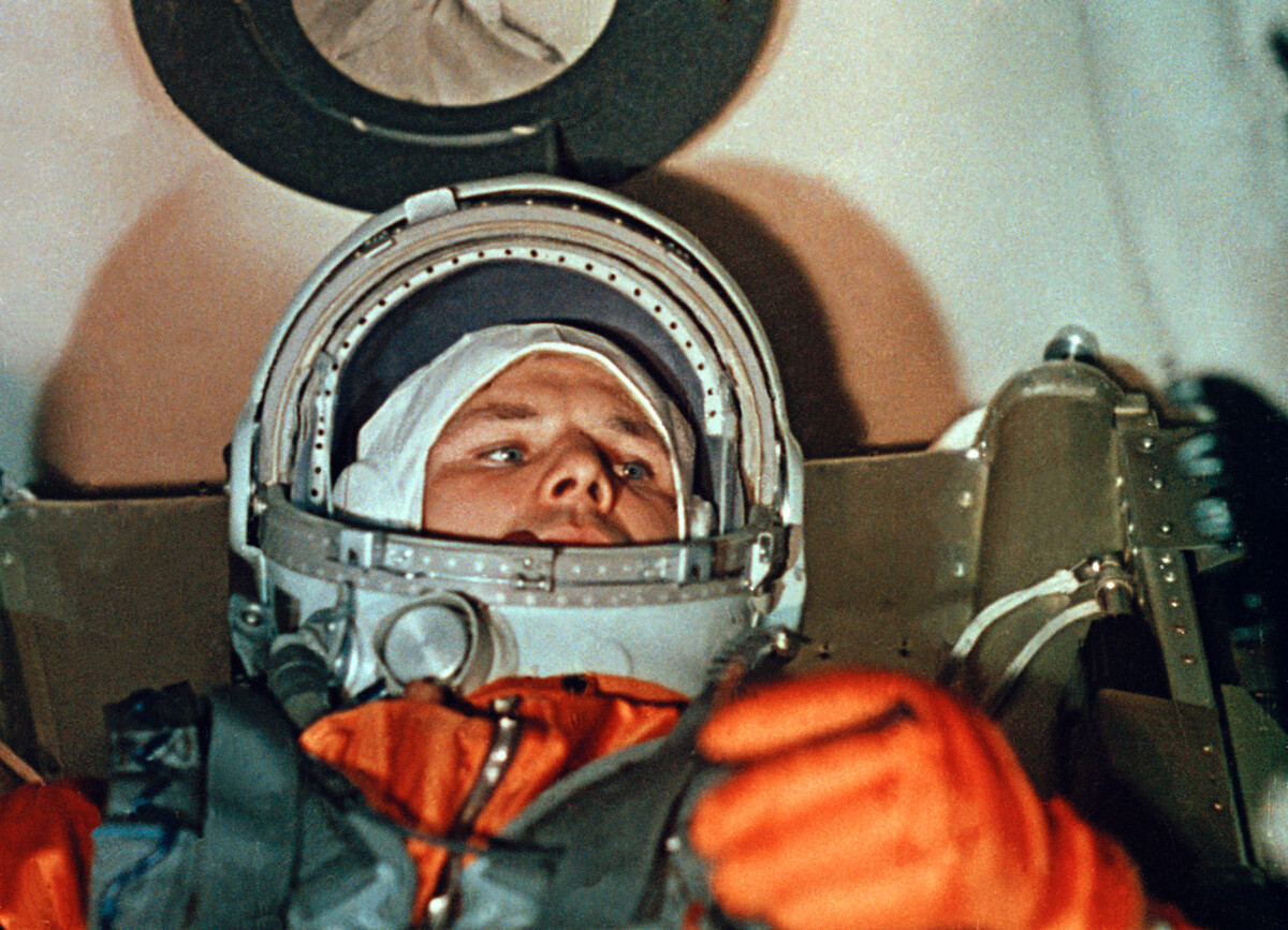 Il cosmonauta Jurij Gagarin nella cabina di pilotaggio della navicella Vostok-1 prima del lancio. Cosmodromo di Baikonur, 12 aprile 1961. Frame dal documentario “Sovety v kosmose” (“I sovietici nel Cosmo”)