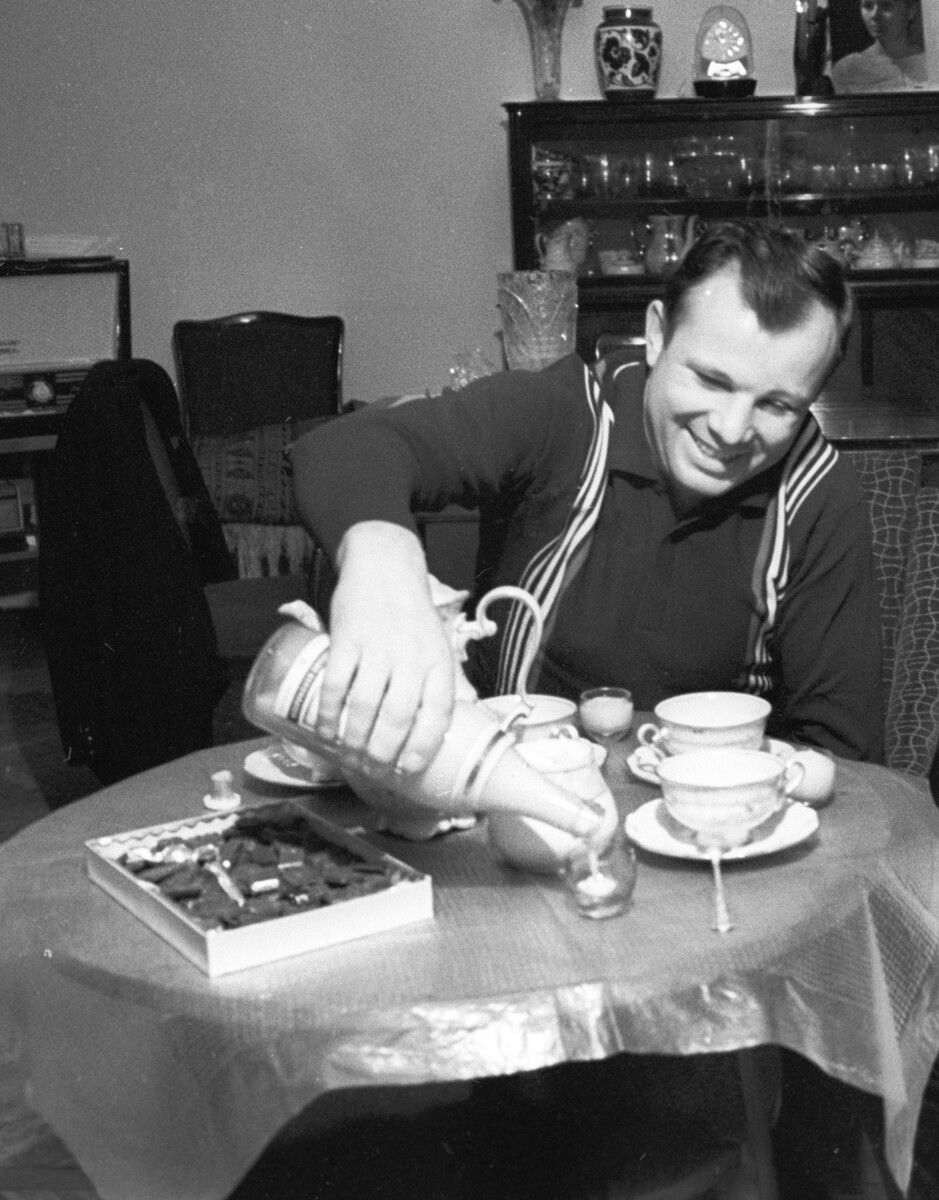  Il cosmonauta Jurij Gagarin fa colazione nel suo appartemento, uno dei tanti benefit ricevuti dallo Stato per il suo viaggio nello Spazio