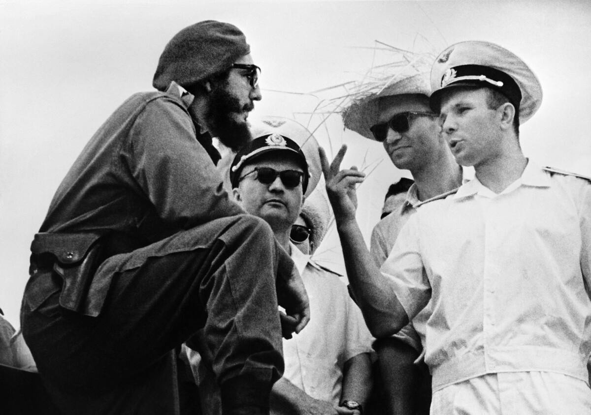 L’Avana, Cuba, 26 luglio 1961. Fidel Castro e Jurij Gagarin alla celebrazione dell'ottavo anniversario dell'inizio della Rivoluzione cubana