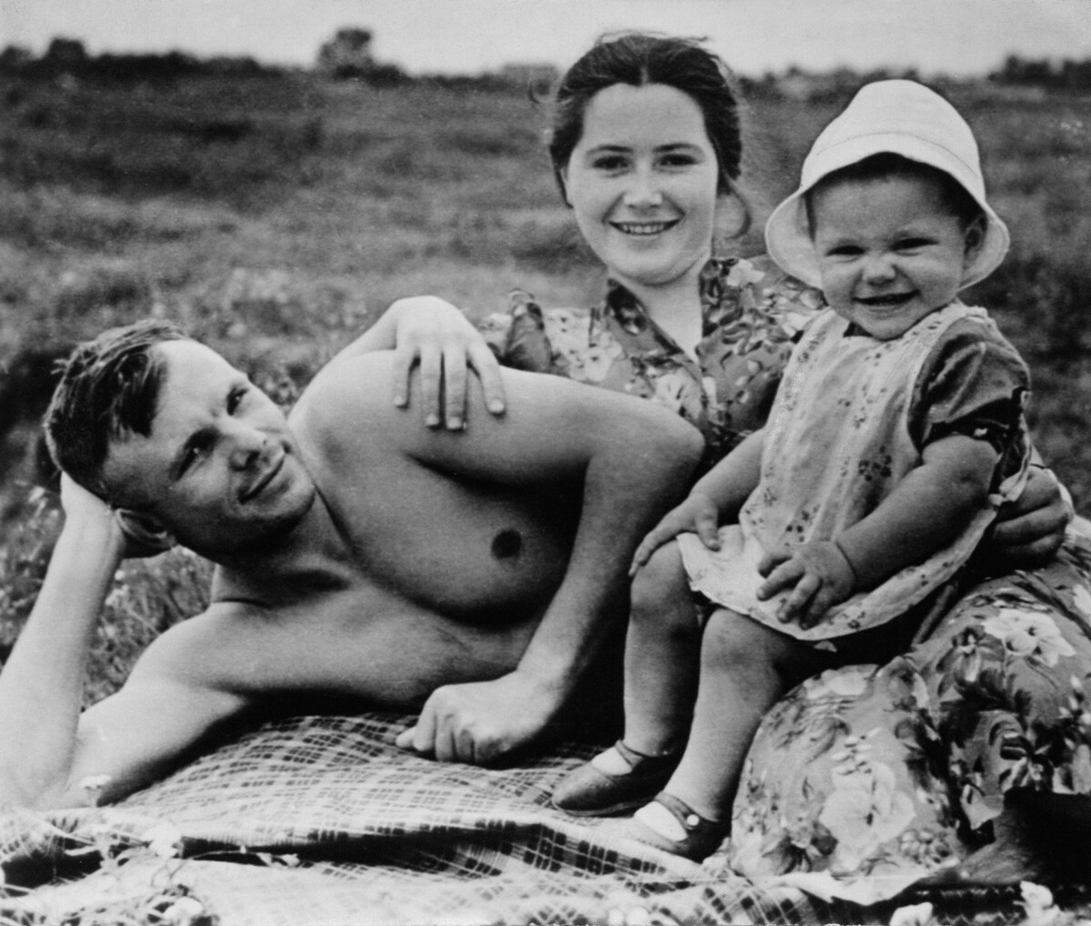 Jurij Gagarin nel 1960, con la moglie Valentina e la figlia maggiore, Elena Gagarina, nata nell’aprile del 1959. La sorella minore, Galina, nascerà nel marzo del 1961, un mese prima del volo nello Spazio del padre