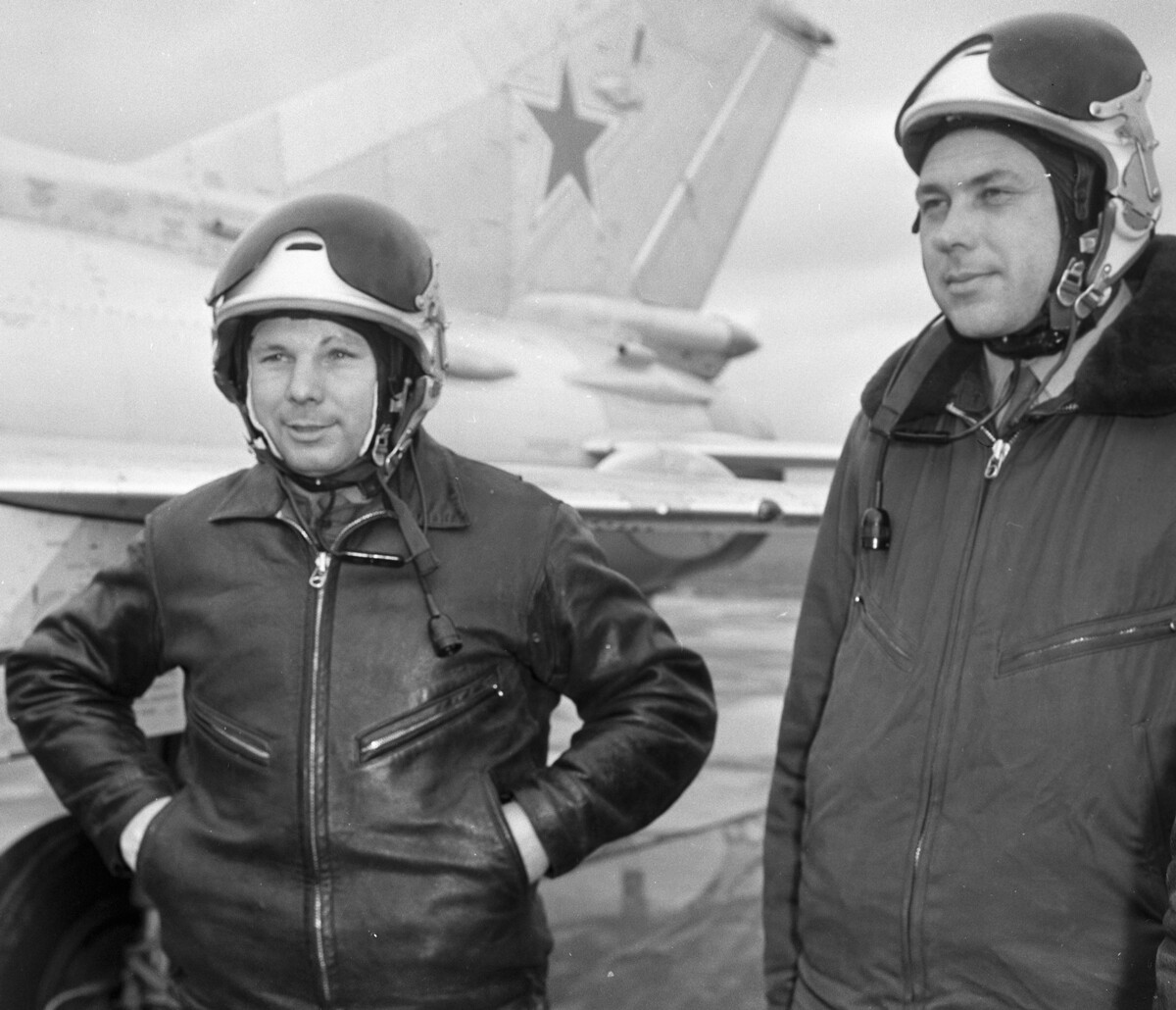 Jurij Gagarin (a sinistra) con il pilota militare di prima classe colonnello Aleksandr Spravtsev (a destra) in un aeroporto militare prima di un volo di addestramento.  Spravtsev volò ripetutamente con Gagarin come istruttore