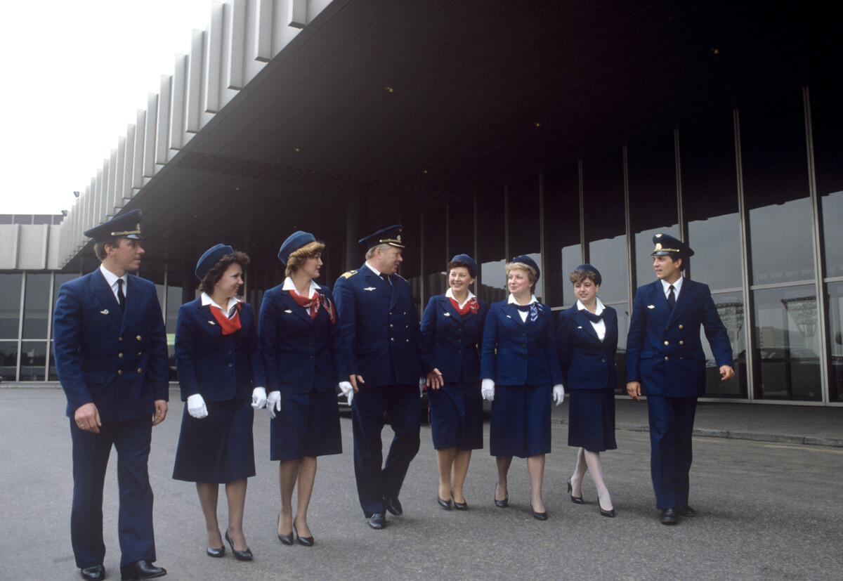 Die Besatzung einer IL-62M auf dem internationalen Flughafen Scheremetjewo-2 nach dem Flug Moskau – Washington. 1986.