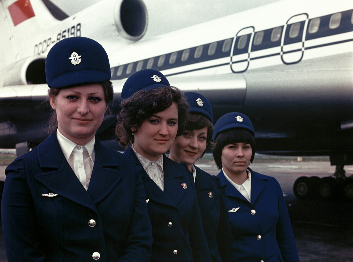 Flugbegleiterinnen der Aeroflot posieren neben einer Tupolew Tu-154B auf dem Flughafen von Tiflis, Republik Georgien, UdSSR.