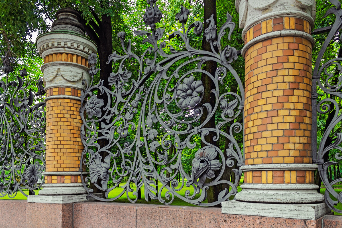 Mikhailovsky Garden fancy fence