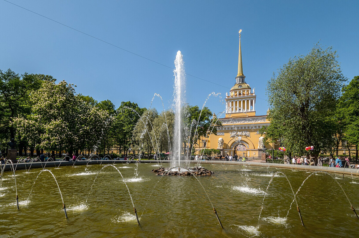 The Alexander Garden (the yellow building on the background is the Admiralty)