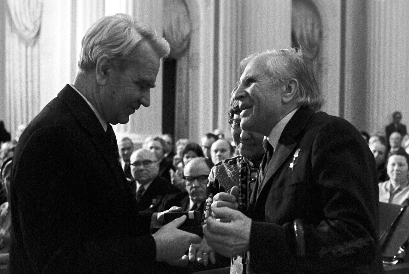 Mstislav Keldysh, a la izquierda, Presidente de la Comisión de los Premios Lenin y del Estado, entrega al académico Lev Pontriaguin la insignia y el diploma de laureado.