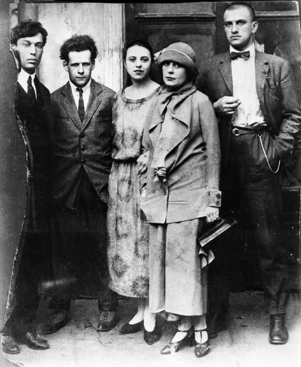 De izquierda a derecha: Borís Pasternak, Serguéi Eisenstéin, O. Tretiakova, Lilia Brik, Vladímir Maiakovski (Moscú, mayo de 1924). De los fondos del Archivo Estatal Central de Literatura y Arte (TsGALI, actualmente Archivo Estatal Ruso de Literatura y Arte).